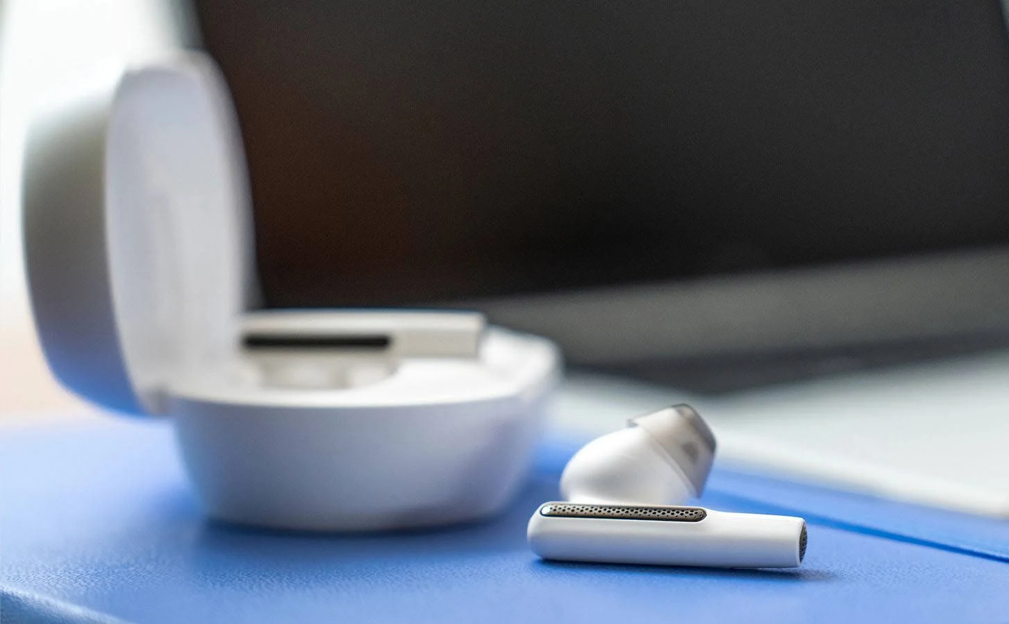 Hp HP Poly Voyager Free 60 UC True Wireless Earbuds - White - Additional View